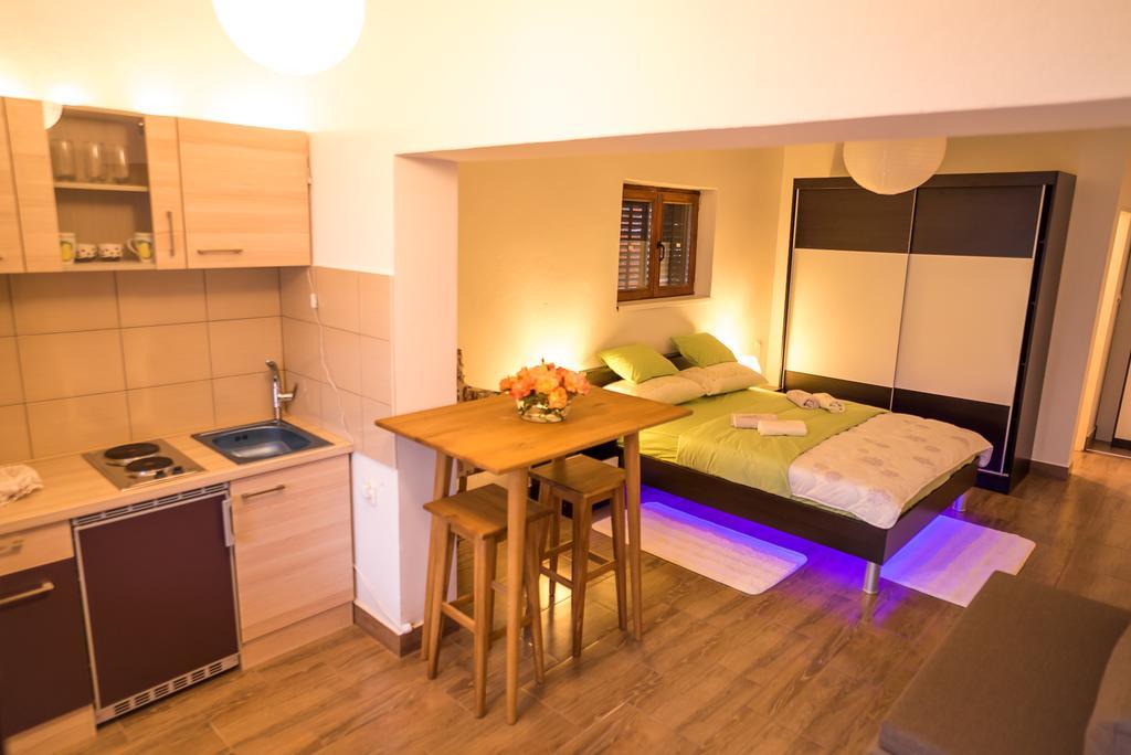 Apartments And Rooms Mare-Monti Starigrad Paklenica Exterior photo